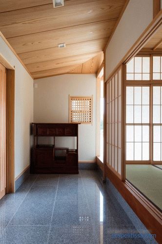 Dům Hiiragi - dům ve tvaru písmene U, ve kterém je nádvoří a rodokmen