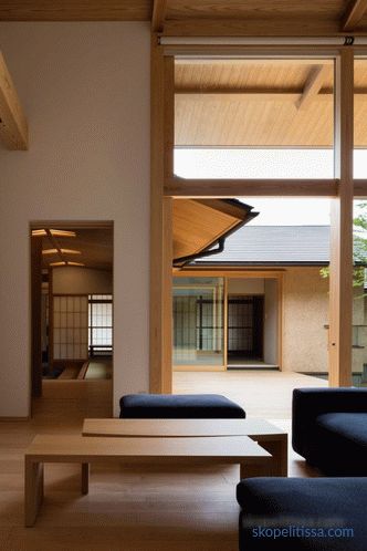 Dům Hiiragi - dům ve tvaru písmene U, ve kterém je nádvoří a rodokmen