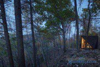 Křišťálově tvarovaný miniaturní dům v lese Lansville
