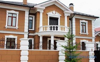 Dekorativní výzdoba rohů fasády, rusové kamene a moderních materiálů v designu rohů domu