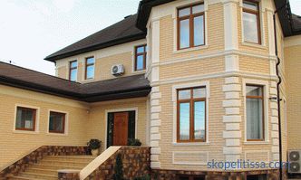 Dekorativní výzdoba rohů fasády, rusové kamene a moderních materiálů v designu rohů domu