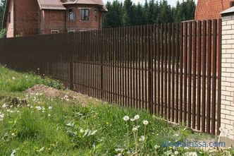 Jaká by měla být výška plotu mezi sousedními oblastmi: normy, výpočty, kontroverzní otázky