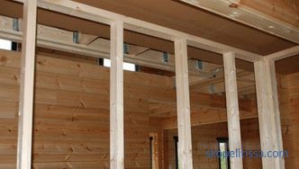 Příčky v dřevěném domě ze dřeva, vnitřní stěny, instalace, fotografie