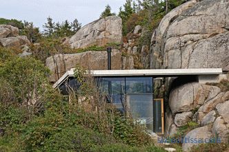 Dům s průhlednými stěnami na slunné skalnaté pobřeží v Sandefjord, Norsko