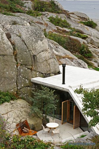 Dům s průhlednými stěnami na slunné skalnaté pobřeží v Sandefjord, Norsko