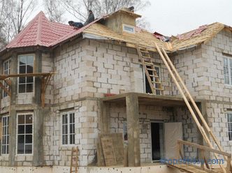 Vnější provedení domu z pěnových bloků, než k opuštění domu venku, dokončení fasády s vlečkou