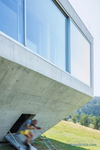 Dům-archa architekta Roberta Konetskyho s padacím mostem místo předních dveří