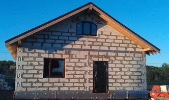 Plánování domu 9 o 9 s podkrovím - výhody a nevýhody výběru projektu