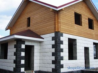 Projekty kombinovaných domů z kamene a dřeva pro stavbu na klíč v Moskvě