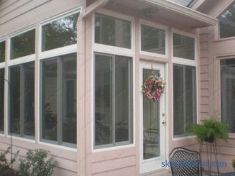 Prosklené verandě hliníkového profilu venkovského domu, plastové, fotografické možnosti