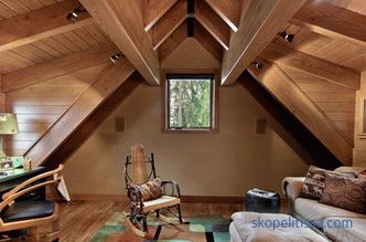 Interiér a design podkroví v dřevěném domě, druhé patro u chaty, střecha podkroví, nápady, fotografie