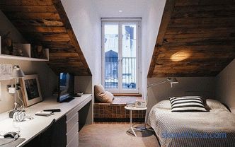 Interiér a design podkroví v dřevěném domě, druhé patro u chaty, střecha podkroví, nápady, fotografie